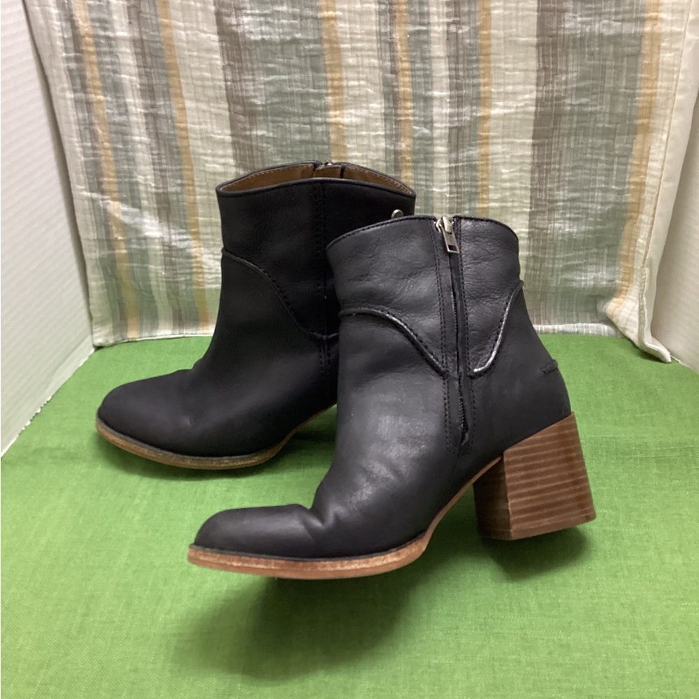 UGG ANNIE black leather heeled ankle boots classic boho western minimalist 7